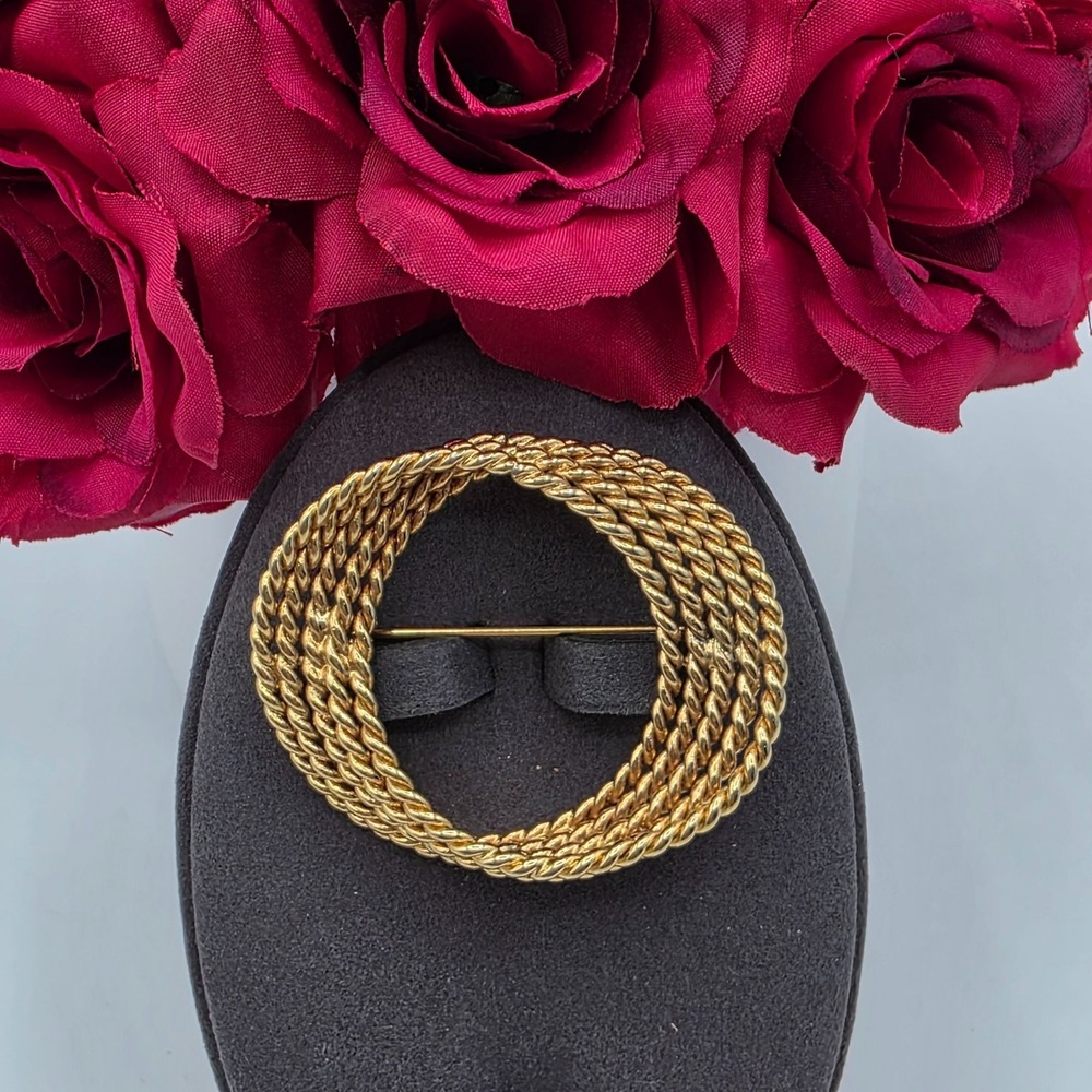 MONET Gold Tone Twisted Rope‎ Circle Brooch Pin Signed Vintage Jewelry Classic